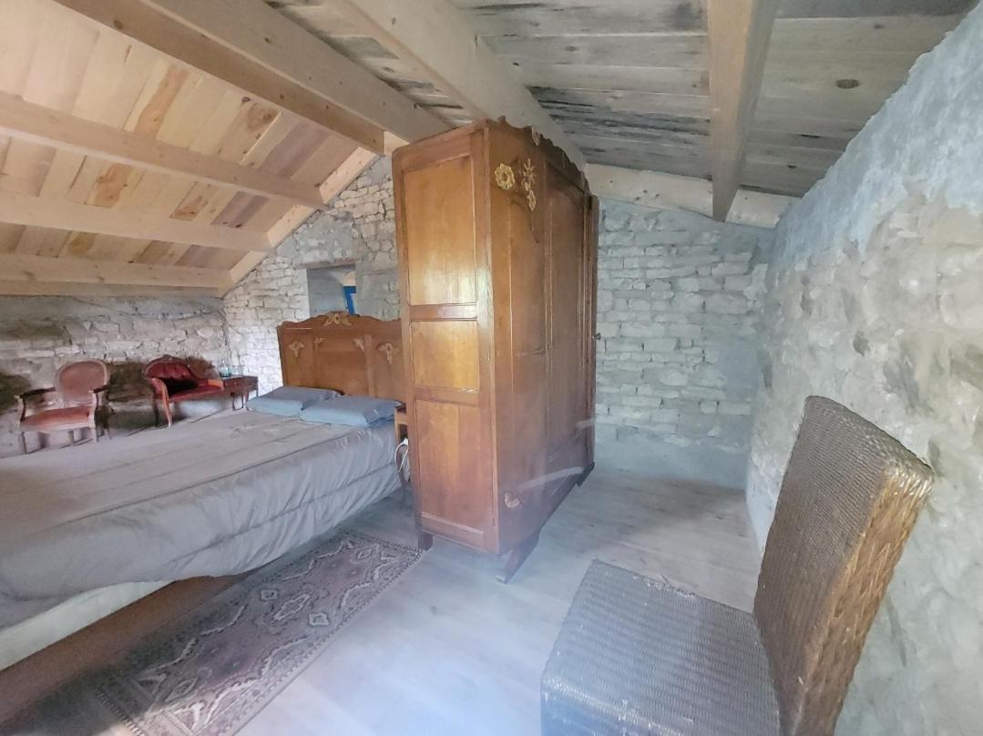 Nuit Insolite, Chambre Au Dessus D'Une Etable La Chapelle-Themer Luaran gambar